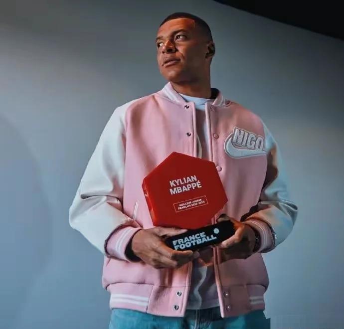 姆巴佩新星出色防守表现突出，雄鹿前途光明！的简单介绍-九游游戏网